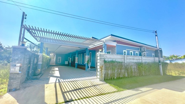 ราชภัฏสวนสุนันทา 1 กม.เนื้อที่ 88 ตร.ว.ให้เช่าบ้านเดี่ยวชั้นเดียวหรู หลังใหญ่ 3 นอน ปตท. หนองรีหู 800 ม.สามพร้าว 3 น้ำ ใกล้ม.พื้นที่ใช้สอย 350 ตร.ม.บรรยากาศสงบร่มรื่น ปลอดภัย จัดเต็มเฟอร์ฯ เหมาะสำหรับครอบครัวที่ต้องการพื้นที่พักอาศัยกว้างขวาง และเป็นส่วนตัว ทำเลใกล้ตลาด สถานศึกษา รพ. เดินทางเข้าเมืองได้สะดวกรวดเร็ว  14,998 บาท/เดือนhouse for rent Luxury single-story detached 800 m. Nong Ri-Sam Phrao road. The property features 3 bed and