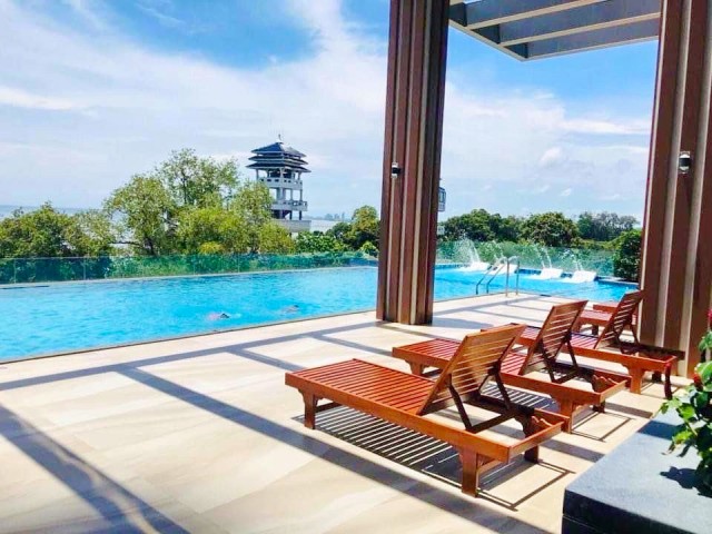 ห้องหรูวิวทะเลชั้น 20 ศรีราชา 1 น้ำ ใกล้สถานีรถไฟเขาพระบาท 1.3 กม.ติดชายหาดบางพระ 1 นอน คอนโด The Zea และเซ็นทรัล ศรีราชา 1.6 กม. พื้นที่ใช้สอย 35 ตร.ม. ตกแต่งครบพร้อมเฟอร์นิเจอร์ และเครื่องใช้ไฟฟ้า วิวทะเลและภูเขา พร้อมสิ่งอำนวยความสะดวกระดับพรีเมียม เหมาะสำหรับพักอาศัยริมทะเล ทางเข้า-ออกสะดวก ติดถนนใหญ่The Zea Sriracha is a luxurious fully furnished condo on the 20th floor offering stunning sea and mountain views. Located directly by Bang Phra Beach this unit features 1 bed and 1