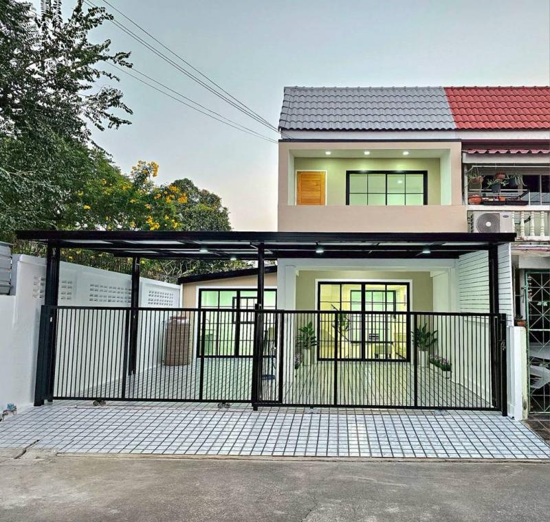 RealEstate 905-  72 พระปิ่น3 WA81740ขายด่วน! ทาวน์เฮ้าส์ 2 ชั้น หลังริม พระปิ่น 3 บางใหญ่ 32 ตร.ว. 5 นอน 2 น้ำ ติดถนนกาญจนาฯ ใกล้ Central Westgate ฟรีโอนที่ตั้ง : หมู่บ้านพระปิ่น 3 ถนนกาญจนาภิเษก ตำบลบางแม่นาง อำเภอบางใหญ่ จังหวัดนนทบุรี 11140เนื้อที่ดิน: 32 ตารางวารายละเอียดทรัพย์- ทาวน์เฮ้าส์ 2 ชั้น (หลังริม)- 5 ห้องนอน, 2 ห้องน้ำ, 1 ห้องครัว- 2 คัน (ในบ้าน)- ของแถมจัดเต็ม: ฟรี! ชุดโซฟา, โต๊ะวางทีวี, ชุดโต๊ะอาหาร�