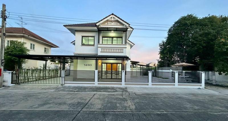 RealEstate 905 - 68 บ้านเดี่ยว ปิยวรารมย์3 WA81724ขายด่วน! บ้านเดี่ยว 2 ชั้น หลังใหญ่ หมู่บ้านปิยวรารมย์ 3 หลังใหญ่ 74.5 ตร.ว. ติดถนนเมน ครัวหรู ฟรีเฟอร์ฯ ฟรีโอนที่ตั้ง : หมู่บ้านปิยวรารมย์ 3 ถนนบ้านกล้วย-ไทรน้อย ตำบลไทรน้อย อำเภอไทรน้อย จังหวัดนนทบุรี 11150เนื้อที่ดิน: 74.5 ตารางวารายละเอียดทรัพย์- ประเภท: บ้านเดี่ยว 2 ชั้น- ฟังก์ชัน: 4 ห้องนอน, 2 ห้องน้ำ, 1 ชั้นลอย (ห้องพระ), 1 ห้องเก็บของ, 1 ห้องคร�