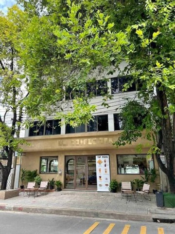 ให้เช่าอาคารพาณิชย์ 4 ชั้น ห้องมุม ทำเล Super Prime สุขุมวิท 61 ใกล้ BTS เอกมัย เพียง 600 เมตรติดต่อ:: ชยา โทร/ID Line:: 0942823961Link Line:: https://line.me/ti/p/3xFA1An8Kcรหัส# T26-1360อาคารพาณิชย์ 4 ชั้น (ห้องมุม) ทำเล Super Prime สุขุมวิท 61ศูนย์รวมไลฟ์สไตล์ระดับพรีเมียม เพียง 600 เมตร ถึง BTS เอกมัย๐ พื้นที่ใช้สอย: 250 ตร.ม.๐ หน้ากว้าง: 9 เมตร (โดดเด่น สังเกตเห็นได้ชัดเจนจากริมถนน)๐ ที่จอดรถ: ไม่มีที่จอดรถส่วนตัวในตัวตึก (สามารถจอดได้ที