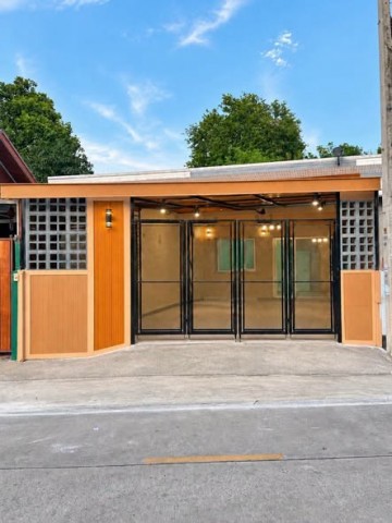 ขายบ้าน พื้นที่ 29 ตรว. 2นอน 1น้ำ รีโนเวทแล้ว บ้านสวย ทำเลดี ราคาเอื้อมถึงราคาขาย 1.89 ล้านบาทไม่มีค่าส่วนกลางฟรี ค่าโอน , ค่าจดจำนองแบบบ้าน ทาวเฮ้าส์ 1 ชั้นขนาดพื้นที่ 29 ตรว. รายละเอียด 2 ห้องนอน 1 ห้องน้ำ  2 จอดรีโนเวทแล้ว บ้านสวย ทำเลดี ราคาเอื้อมถึงโปรโมชั่นและของแถม- รีโนเวทใหม่ทั้งหลัง - เตาแก๊ส + ฮูดดูดควัน- ปั๊มน้ำ + ถังสำรองสถานที่ใกล้เคียง- ตลาดอ่างศิลา , ตลาดปลา- 
