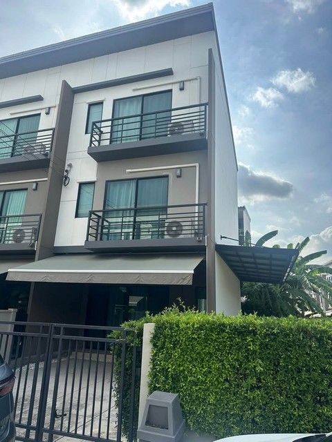 ขาย-ให้เช่าทาวน์โฮม 3 ชั้นหลังมุม 3 ห้องนอน โครงการบ้านกลางเมือง ศรีนครินทร์ - อ่อนนุช ใกล้ รถไฟฟ้าสายสีเหลือง สถานีศรีนุช *** ราคาเช่า 35,000 บาท/เดือน*** ราคาขายเพียง 7.5 ล้านบาท ค่าโอนคนละครึ่งติดต่อ::  ชยา โทร/ID Line:: 0942823961   Link Line:: https://line.me/ti/p/3xFA1An8Kcรหัส# T26-1311 ทาวน์โฮม 3 ชั้นหลังมุม โครงการบ้านกลางเมือง ศรีนครินทร์ - อ่อนนุช๐ เนื้อที่ 38.50 ตร.วา ๐ พื้นที่ใช้สอย 141 ตร.ม.๐ 3 ห้องนอน 3 ห้องน่ำ ๐ ห้องร�