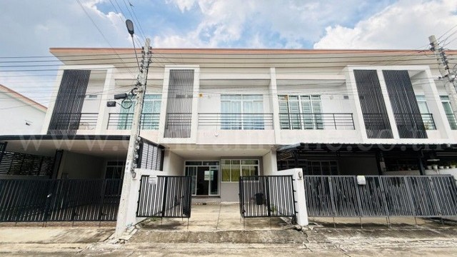 รหัสทรัพย์ : N1323&nbsp;ทาวน์เฮ้าส์ มิราเคิล พลัส เพชรเกษม 63 โครงการ 2 ราคาถูกที่สุดในโครงการที่ตั้ง :&nbsp;ซอยสุขสบาย 1 ถนนบางบอน 3 แขวงหลักสอง เขตบางแค กรุงเทพมหานคร&nbsp;10160รายละเอียดทรัพย์- ทาวน์เฮ้าส์&nbsp;2 ชั้น เนื้อที่ 22.8 ตารางวา พื้นที่ใช้สอยประมาณ 110 ตารางเมตร- 3 ห้องนอน, 3&nbsp;ห้องน้ำ, 1&nbsp;ห้องครัว, 1 ห้องรับแขก, 2&nbsp;ที่จอดรถ&nbsp;- พื้นชั้นบนกระเบื้อง, พื้นชั้นล่างกระเบื้อง- หน้าบ้านหัน