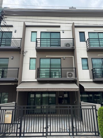 ขาย–ให้เช่า ทาวน์โฮม 3 ชั้น บ้านกลางเมือง พหลฯ–รามอินทรา | บ้านสภาพใหม่ ติดถนนเทพรักษ์ ใกล้ BTS สายหยุด เดินทางเข้าเมืองสะดวกบ้านสภาพดี ทำเลติดถนนใหญ่ เชื่อมต่อพหลโยธิน รามอินทรา และวัชรพลได้ง่ายราคาขายพิเศษ 5.49 ล้านบาท• ค่าธรรมเนียมโอนฝ่ายละครึ่ง (50/50)ราคาเช่า 28,000 บาท/เดือน• รวมค่าส่วนกลางแล้ว• สัญญาขั้นต่ำ 1 ปี (ประกัน 2 เดือน + ล่วงหน้า 1 เดือน)รายละเอียดบ้าน• ทาว�