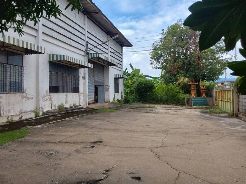 ขายที่ดิน 500 ตรว.  หน้ากว้างที่ดิน 68 เมตร ลึก 28 เมตรพร้อมสิ่งปลูกสร้าง โกดังเก็บของสูงโปร่งชั้นเดียว หน้ากว้าง 20เมตร ลึก15เมตร โดยประมาณ ก่อสร้างปี 2538พิกัด : ต. ละหาร อ. บางบัวทอง จ.นนทบุรีการเดินทาง จากถนน บางบัวทอง - สุพรรณบุรี (340) เข้าซอยหมู่บ้าน จิตรัตนา 1.1 กม. โดยประมาณและ  ถ. ทางคู่ขนาดกาญจนาภิเษก ถ. เลียบคลองลำรี..การเดินทางได้หลากหลาย ถ. ถ. บางบัวทอง - สุพรรณบุรี (340)ถ. �