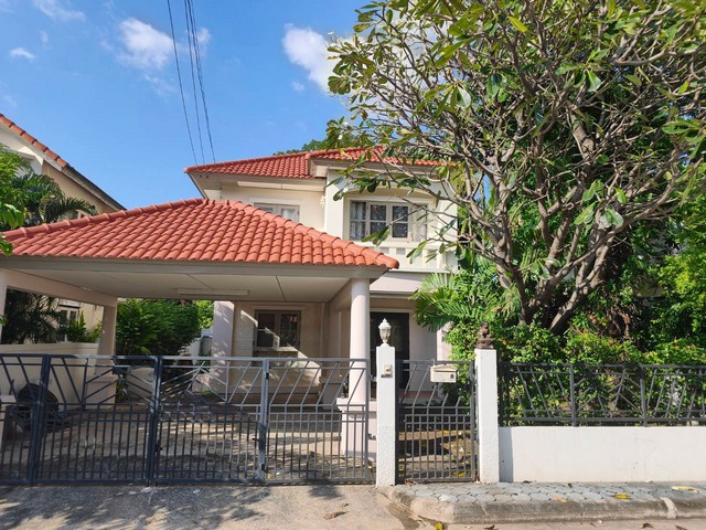 ขายด่วน! บ้านเดี่ยว 2 ชั้น สิรีนเฮ้าส์ วัชรพล | บ้านสวยพร้อมอยู่ ที่ดิน 63.6 ตร.ว. ใกล้ทางด่วนและรถไฟฟ้าสายสีชมพูบ้านเดี่ยวบรรยากาศร่มรื่น มีพื้นที่รอบตัวบ้าน ให้ความเป็นส่วนตัว เหมาะสำหรับครอบครัวที่ต้องการบ้านพร้อมอยู่ในทำเลวัชรพล–รามอินทรา เดินทางสะดวก เชื่อมต่อถนนหลายสายราคาขายเพียง 5,500,000 บาทรายละเอียดบ้าน• บ้านเดี่ยว 2 ชั้น• ที่ดิน 63.6 ตร.ว.• 3 ห้องนอน | 3 ห้�