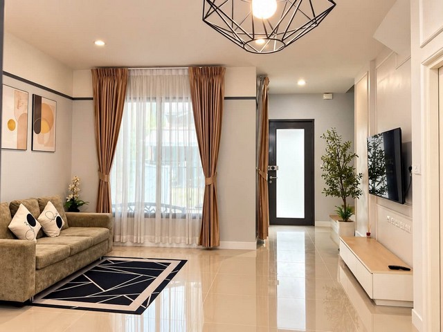 ให้เช่าทาวน์โฮม 2 ชั้น 3 ห้องนอน พลีโน่ สุขุมวิท-บางนา Pleno Sukhumvit-Bangna ทำเลศักยภาพ ติดเมกะบางนา พร้อมคลับเฮ้าส์หรู และสวนขนาดใหญ่*** ราคาเช่า 30,000 บาท/เดือน ติดต่อ:: ชยา โทร/ID Line:: 0942823961   Link Line:: https://line.me/ti/p/3xFA1An8Kcรหัส# T26-1392ทาวน์โฮม 2 ชั้น พลีโน่ สุขุมวิท-บางนา Pleno Sukhumvit-Bangna  o ทำเลศักยภาพ ติดเมกะ ทางด่วน และ รถไฟฟ้า พร้อมคลับเฮ้าส์หรู และ สวนขนาดใหญ่o ขนาดที่ดิน: 17.5 ตร.ว.o พื้นที่ใช้สอย: 106.5 ตร.ม.o 3 ห้องนอน  2 