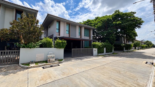 บ้านมุมแปลงใหญ่! ตกแต่งใหม่ทั้งหลัง พร้อมอยู่!! ขายบ้านเดี่ยว สราญสิริ ศรีวารี 2 (Saransiri Srivaree 2) 69 ตร.ว. ใกล้สนามบินสุวรรณภูมิ.TPI-3535.สราญสิริ ศรีวารี 2 (Saransiri Srivaree 2)- บ้านเดี่ยว 2 ชั้น- เนื้อที่ 69 ตร.ว.- พื้นที่ใช้สอย 163 ตร.ม- 3 ห้องนอน 3 ห้องน้ำ- บ้านหลังมุม พื้นที่ดินกว้าง เป็นส่วนตัว- บ้านสภาพใหม่มาก ตกแต่งใหม่ทั้งหลัง- ออกแบบและตกแต่งโดยสถาปนิกมืออาชีพ- ห้องน้ำทุกห้องติดตั้งสุขภัณฑ