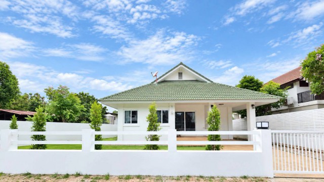 บ้านเดี่ยวให้เช่า 29,000 บาท / ขาย 5.5 ล้าน #โซนแม่ริม เชียงใหม่ Fully Furnished | Spacious Garden | Peaceful Living ทำเลดี ใกล้กาดฝรั่งแม่ริมเพียง 1 กม. บรรยากาศเงียบสงบ ร่มรื่น เหมาะสำหรับครอบครัวที่ต้องการบ้านพร้อมอยู่รายละเอียดบ้านบ้านเดี่ยวพร้อมเฟอร์นิเจอร์ครบ3 ห้องนอน | 2 ห้องน้ำที่ดินขนาด 91 ตารางวาห้องรับแขก และห้องรับประทานอาหารห้องครัวสไตล์ฝรั่ง พร้อมเตาอบเฟอร์นิเจอร์บิวท์อินเครื่อง�
