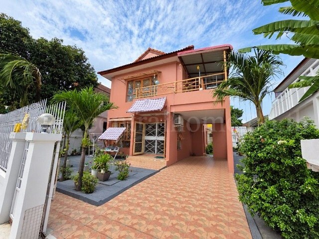 รหัสทรัพย์ :&nbsp;7543บ้านเดี่ยว หมู่บ้านสินบดี บางบัวทอง หลังริม ทำเลดีที่ตั้ง :&nbsp;ซอยเทศบาลบางบัวทอง&nbsp;ถนนบางกรวย-ไทรน้อย ตำบลพิมลราช&nbsp;อำเภอบางบัวทอง&nbsp;จังหวัดนนทบุรี 11110รายละเอียดทรัพย์&nbsp;- บ้านเดี่ยว 2 ชั้น หน้าบ้านส่วนตัว มีหลังเดียว- เนื้อที่ 56.4 ตารางวา พื้นที่ใช้สอย 160 ตารางเมตร- 3 ห้องนอน, 2 ห้องน้ำ, 1 ห้องรับแขก, 1 ห้องครัว- หน้าบ้านหันทางทิศตะวันออกสิ่งอำนวยความส�