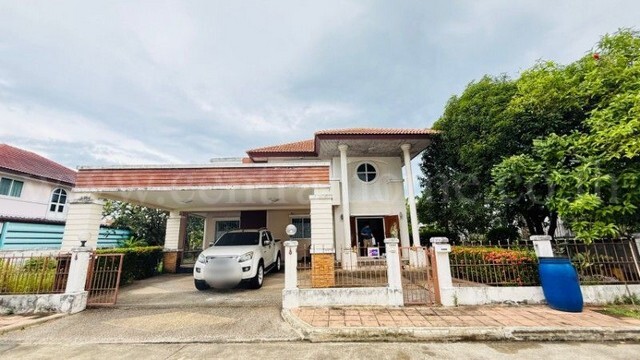 รหัสทรัพย์&nbsp;: N1586บ้านเดี่ยว ชวนชื่น พระราม 2 - บางกระดี่ ราคาถูกที่ตั้ง :&nbsp;ซอยบางกระดี่ ถนนพระราม 2 แขวงแสมดำ เขตบางขุนเทียน กรุงเทพมหานครรายละเอียดทรัพย์- บ้านเดี่ยว&nbsp;2 ชั้น เนื้อที่ 135.9 ตารางวา&nbsp;พื้นที่ใช้สอย 200 ตารางเมตร- 6 ห้องนอน, 4 ห้องน้ำ, 1 ห้องนั่งเล่น, 1 ห้องครัว, 2&nbsp;ที่จอดรถ- แอร์ 5 เครื่อง, ปั๊มน้ำ+แทงค์น้ำ 1 ชุด- พื้นชั้นบนลามิเนต, พื้นชั้นล่างกระเบื้อง- หน้าบ้านห