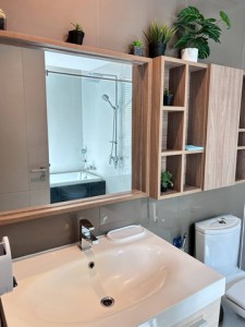 ????RealEstate 259-2 The Capital เอกมัย – ทองหล่อ  คอนโดหรู ครอบครองทั้งชั้น ใจกลางเมือง จุดเด่นของห้องนี้– ครอบครองทั้งชั้น 6 ขนาด 200 ตร.ม. (มีห้องเดียวทั้งชั้น)– ลิฟต์ส่วนตัว + ที่จอดรถส่วนตัว 4 คัน– 4 ห้องนอน | 4 ห้องน้ำ | ห้องแม่บ้าน | เพดานสูง วิวเปิดโล่ง– โซนห้องนั่งเล่น + มินิโฮมเธียเตอร์– ครัวแยก/ครัวแพนทรี่ พร้อมโซนรับประทานอาหาร– ห้องทำงาน + โซนอเนกประสงค์– เฟอร์นิเจอร์ครบ พร้อม�