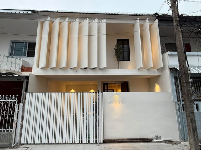 PP538 ขายทาวน์เฮ้าส์ 2 ชั้น ย่านลาดพร้าว 41 ซอยภาวนา สไตล์ Modern Minimal ใกล้รถไฟฟ้า MRT ภาวนาราคาขาย 5,490,000 บาทติดต่อ คุณช่อผกา โทร 0616198565 LINE 0616198565สำรอง LINE 0812523279 ส่งลิ้งก์ไว้ได้เลย-ขายทาวน์เฮ้าส์ 2 ชั้น ย่านลาดพร้าว 41 ซอยภาวนา-ขนาดที่ดิน 18 ตารางวา-พื้นที่ใช้สอย 144 ตารางเมตร-3 ห้องนอน 2 ห้องน้ำ -มีสวนหลังบ้าน-ของแถมที่จะได้ /โซฟา /ตู้ทีวีบิวท์อิน /ชุดครัวบิวท์อิน โต๊ะทานอาหาร /บิวท์อินตู้รองเ�