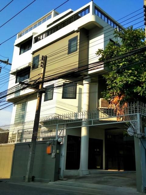 ให้เช่าบ้านเดี่ยว 4 ชั้น สุขุมวิท 85 ใกล้ BTS บางจาก ใกล้นานาชาติ Well*** ราคาเช่า 85,000 บาท / เดือน ประกัน 2 เดือน ล่วงหน้า 1 สัญญาขั้นต่ำ 2 ปี-- เลี้ยงสัตว์ได้หมายเหตุ- ค่าแม่บ้านทำความสะอาด 800 ( + 200 ถ้าซักรีดผ้า)- ค่าตัดต้นไม้ 1,500 บาทติดต่อ คุณช่อผกา โทร 0616198565 LINE 0616198565สำรอง LINE 0812523279 ส่งลิ้งก์ไว้ได้เลยรหัส# T26-1315บ้านเดี่ยว 4 ชั้น สุขุมวิท 85 ใกล้ BTS บางจาก๐ เนื้อที่ 120 ตารางวา๐ พื้นที่ใช้สอย 300 ตาราง