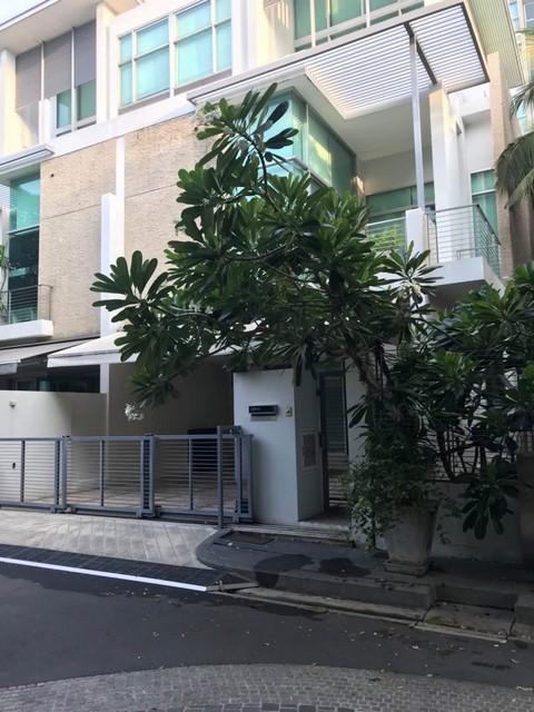 ให้เช่าทาวน์โฮม 3 ชั้น โครงการเดอะ แลนด์มาร์ค เรสซิเดนท์ (The Landmark Residence) ตกแต่งสวยพร้อมเข้าอยู่ราคาเช่า 90,000 บาท / เดือนที่ตั้ง ถนนลาดพร้าว แขวงจันทรเกษม เขตจตุจักร กรุงเทพมหานคร 10400ติดต่อ : คุณภัสพงณ์ 0634098164Line : deedaa24https://www.facebook.com/profile.php?id=61581484955548เนื้อที่ 50 ตารางวา พื้นที่ใช้สอย 300 ตารางเมตร จำนวน 3 ชั้น 4 ห้องนอน 4 ห้องน้ำจุดเด่นทาวน์โฮม 3 ชั้น ตกแต่งพร้อมเข้าอยู่ทำเลใกล้รถไฟฟ้า MRT สถานีลา�