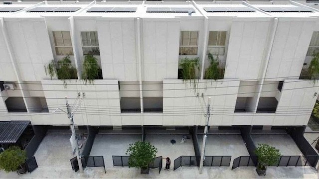 BH4447 ให้เช่าทาวน์โฮม 3 ชั้น Nue Verse กรุงเทพกรีฑา ติดถนนใหญ่ ใกล้โรงเรียนนานาชาติติดต่อ Agent คุณบัว (Bua)Tel: 093-646-4597LINE ID: Bua093ค่าเช่า 65,000 บาท/เดือนให้เช่าทาวน์โฮม 3 ชั้น โครงการ Nue Verse กรุงเทพกรีฑา บ้านสวยฟังก์ชันครบ พื้นที่ใช้สอย 202 ตร.ม. พร้อมเฟอร์นิเจอร์และเครื่องปรับอากาศทุกห้อง เหมาะสำหรับครอบครัว ผู้บริหาร หรือผู้ที่มองหาบ้านเช่าทำเลกรุงเทพกรีฑา เดินทางสะดวก เชื่อมต่อถนนหลา�