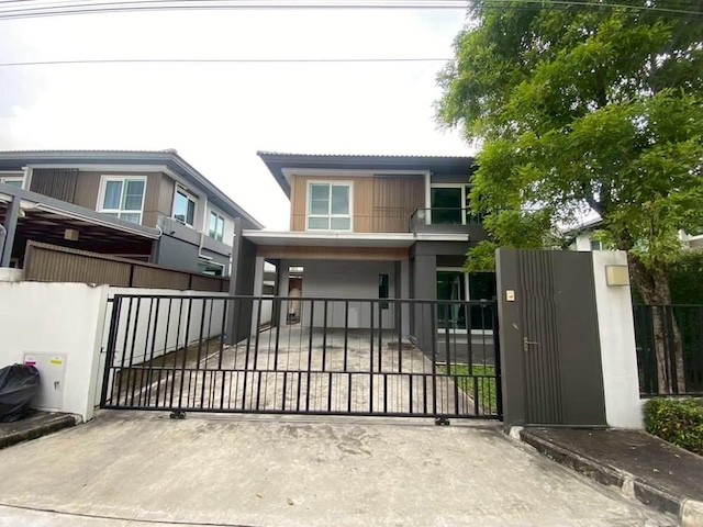 BH4439 ขายและให้เช่าบ้านเดี่ยว 2 ชั้น หมู่บ้านมัณฑนา ศรีนครินทร์-ร่มเกล้า บ้านพร้อมเฟอร์นิเจอร์ ใกล้ถนนร่มเกล้า มีนบุรีติดต่อ Agent คุณบัว (Bua)Tel: 093-646-4597LINE ID: Bua093ขาย 7,000,000 บาท ผ่อนตรงได้เช่า 35,000 บาท/เดือนบ้านเดี่ยว 2 ชั้น ในโครงการหมู่บ้านมัณฑนา ศรีนครินทร์-ร่มเกล้า ทำเลร่มเกล้า 24 เขตมีนบุรี เหมาะสำหรับอยู่อาศัยเองหรือซื้อเพื่อการลงทุน บ้านมีพื้นที่ใช้สอย 160 ตร.ม. บนที่ดิน 60 ตร.�