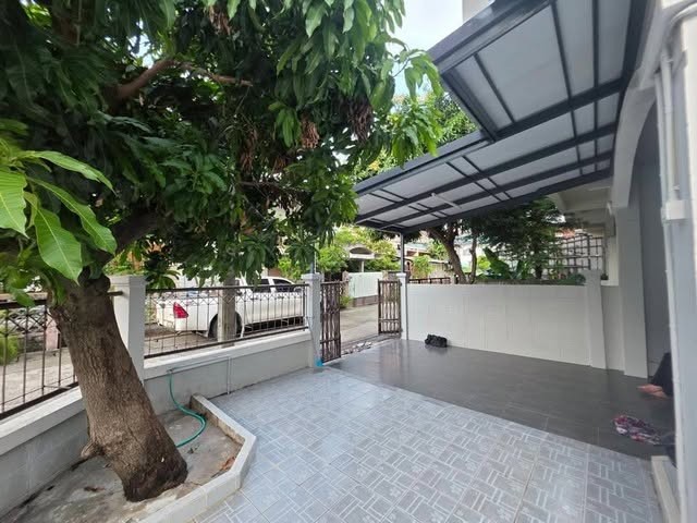 ทาวน์โฮม 3 ชั้น ลาดพร้าว 47 หลังมุม 35 ตร.วา 4 ห้องนอน  3 ห้องน้ำ พร้อมพื้นที่ด้านข้าง เก็บของ สต๊อกสินค้า(RT1019)แอดไลน์ แคปหน้าจอสอบถามได้เลยครับติดต่อAgent  :Mr. Denchai                  : 09-8481-8989                  :06-2839-4747 ID Line        :0984818989                   :https://line.me/ti/p/LRgsghypggทาวน์เฮาส์ ใกล้ตลาดสะพาน 2 ลาดพร้าว ที่อยู่:  ถ. ลาดพร้าว แขวงสะพานสอง เขตวังทองหลาง กรุงเทพมหานคร 10310ทาวน์เฮาส์ 3 ชั้น หลังมุม  35 ตารางวา 250 ตารางเมตร 4 ห้องนอน  3 ห้องน้