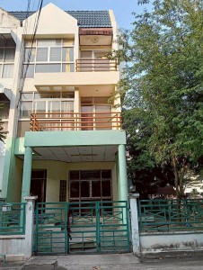 ขายและให้เช่า ทาวน์โฮม 3 ชั้น หลังมุม พื้นที่กว้างขวาง** **หมู่บ้าน SC Home (SP Home) ซอยคู้บอน 27 แยก 2 ใกล้แฟชั่นไอส์แลนด์** ✨&nbsp;ปล่อยขายและให้เช่าทาวน์โฮมหลังริมเนื้อที่กว้างขวางเป็นพิเศษ บรรยากาศดี ปลอดโปร่ง ติดพื้นที่ส่วนกลาง เดินทางสะดวกสบาย หาของกินง่ายมาก สิ่งอำนวยความสะดวกครบครันรอบหมู่บ้าน&nbsp;???? **รายละเอียดและข้อมูลตัวบ้าน**&nbsp;* **ที่ตั้ง:** ซอยคู้บอน 27 แยก 2 แขวงรามอ