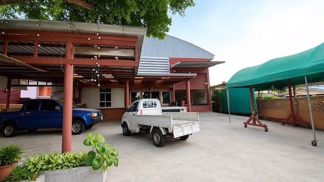 BST1358 ให้เช่าโกดังพร้อมสำนักงานและที่พัก ทำเลรังสิต ธัญบุรี คลอง 6 ปทุมธานีติดต่อ Agent คุณบัว (Bua)Tel: 093-646-4597LINE ID: Bua093ค่าเช่าเพียง 65,000 บาท/เดือนโกดังและพื้นที่ธุรกิจให้เช่าพร้อมใช้งาน บนที่ดินขนาด 379 ตารางวา เกือบ 1 ไร่ มีทั้งโกดัง สำนักงาน และห้องพักในพื้นที่เดียว เหมาะสำหรับธุรกิจที่ต้องการรวมคลังสินค้า ออฟฟิศ และที่พักพนักงานไว้ด้วยกัน ช่วยลดต้นทุนและเพิ่มความสะดวก