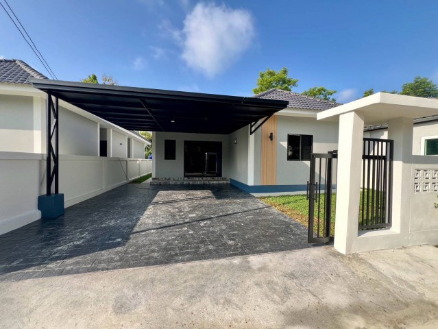 ขายบ้านสร้างใหม่ 2.25 ล้านบาท! | BRAND-NEW HOUSE FOR SALEบ้านสวยพร้อมอยู่ นอกโครงการ ไม่มีค่าส่วนกลาง ฟรีโอน!ติดเทศบาลสันปูเลย – ท่ารั้ว เชียงใหม่กู้แล้วมีเงินเหลือ* พร้อมช่วยปิดหนี้ตามตกลงบ้านสร้างใหม่ ทำเลดี เดินทางสะดวก เข้าออกได้ง่าย เหมาะสำหรับครอบครัวที่กำลังมองหาบ้านหลังใหม่ในราคาคุ้มค่า มีพื้นที่ใช้สอยกว้างขวาง พร้อมของแถมครบ!รายละเอียดตัวบ้าน | PROPERTY DETAILS- ที่ดิน 5