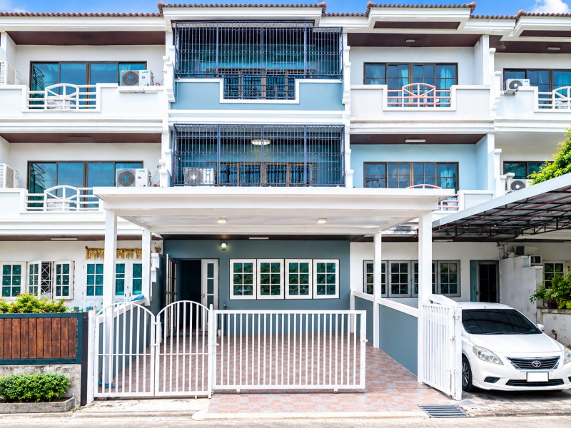 รีโนเวทใหม่ ขนาดที่ดิน 22 ตร.วา.ราษฎร์พัฒนา 9-17 รามคำแหง มิสทีน ให้เช่าทาวน์โฮม 3 ชั้น พื้นที่ใช้สอย 210 ตร.ม.5 นอน 4 น้ำ ใกล้ตลาดซีรอ 200 ม.และรร.สุเหร่าซีรอ 400 ม.ใกล้รถไฟฟ้าสายสีส้ม ทางด่วนมอเตอร์เวย์ และสนามบินสุวรรณภูมิ เชื่อมต่อถนนรามคำแหง ร่มเกล้า และวงแหวนกาญจนาภิเษกได้สะดวก 18,999-19,999 บาท/เดือนNewly renovated Mistine 3-story townhome for rent  RatPhatthana9–17 22sq.wa. 210sq.m. 5bed 4bath. 200m. 400 m. from Sero Mosque School. Convenient access to the Orange Line MRT the motorway and Suvarnabhumi
