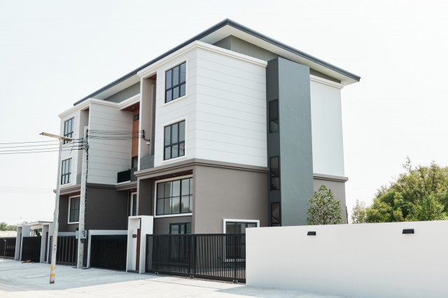 ประชาอุทิศ-บ้านคลองสวน ขาย-เช่าโฮมออฟฟิศพรีเมียม ครึ่งไร่ 200ตรว.278.14-402 ตร.ม.พร้อมพื้นที่เก็บสต๊อกสินค้า ธุรกิจ ใกล้ตลาดรวยมาร์เก็ต 500 ม.และสตรีทมาร์เก็ต 2.0 กม.รองรับธุรกิจออนไลน์ สำนักงานส่วนตัว และอยู่อาศัย เดินทางสะดวก เชื่อมต่อถนนหลักหลายสาย 55,599 บาท/เดือนPrachaUthit–BanKhlongSuan  these premium home offices offered for rent  land plots 200sq.wa 800sq.m. ranging from 278.14 to 402 sq.m. Each unit includes dedicated space for inventory storage making them ideal for online businesses. The properties are situated just 500 m. from Ruay Market and