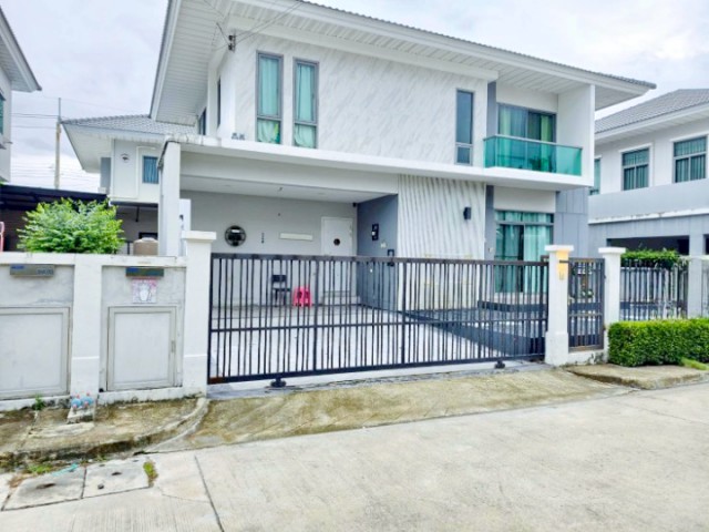 Robinson ลาดกระบัง 1 กม.สุขุมวิท 77 บ้านเดี่ยว 4 นอน 3 น้ำ ดีไซน์ทันสมัย ขนาดที่ดิน 54 ตร.ว.พื้นที่ใช้สอย 200 ตร.ม.บ้าน 2 ชั้น เฟอร์ฯ เครื่องใช้ไฟฟ้าครบ ครัวใหม่ เหมาะสำหรับอยู่อาศัย หรือโฮมออฟฟิศ จดทะเบียนบริษัทได้ ทำเลสะดวก ใกล้เดอะพาซิโอ มอลล์ ลาดกระบัง 1 กม.รพ.รร.นานาชาติ แหล่งไลต์สไตล์ และAirport Rail Link สนามบินสุวรรณภูมิ 47,999 บาท/เดือนModern-design 2-story detached house 1 km. from Robinson Lat Krabang Sukhumvit 77. Features 4 bed 3 bath 54 sq.wa. land area and 20