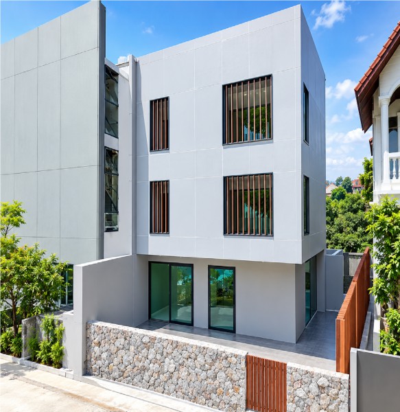 อ่อนนุช 84-90 ประเวศ พร้อมโซลาร์เซลล์ และ EV Charger โฮมออฟฟิศให้เช่า 3 ชั้นวิวสวน 3นอน 3 น้ำ ใกล้เทคโนโลยีพัฒน์อ่อนนุช 210 ม. 17 ตร.ว. 200ตร.ม. 29,998บาทต่อเดือน เหมาะสำหรับสำนักงาน และพักอาศัย ใกล้รพ.สิรินธร 650 ม.ตลาด หน่วยราชการ สถานศึกษา ศูนย์การค้า รถไฟฟ้า และสนามบินสุวรรณภูมิ EV charger. OnNut84–90 Prawet Home office for rent  3-story 29,998THB per month. property features a garden view 3bed 3bath and 200 sq.m.  17-sq.wa. plot. Equipped with solar power and anLocated 210 m. from Phat On Nut Technology College and 650 m.from Sirindhorn Hospital. Ideal for offi