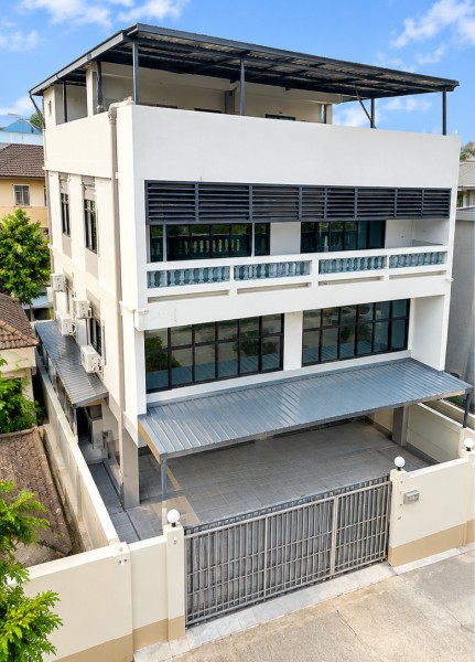 พื้นที่สำนักงาน ห้องประชุม อ่อนนุช13-19 สวนหลวง โฮมออฟฟิศโกดังเก็บสินค้า 4ชั้น  80 ตร.ว. 1300ตร.ม. 7นอน 4 น้ำ 48,999B-M รร.อภิญญานานาชาติ 500 ม.  พร้อมห้องผู้บริหาร เหมาะสำหรับธุรกิจ SME สตูดิโอ สต็อกสินค้า และLive Commerce แยกอ่อนนุช 30 1 กม.เชื่อมต่อถนนหลัก รถไฟฟ้าBTS และทางด่วนได้สะดวก OnNut13-19 SuanLuang this 4-story 7bed 4bath home office integrated warehouse 1300sq.m. 48,999THB/month. Apinya Inter Sch 500m. 80sq.w. plot. Includes office areas meeting rooms and an executive office. Ideal for SMEs studios inventory storage and live-commerce operations with convenient access to m
