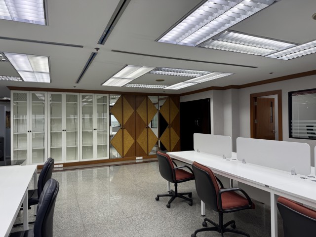 ให้เช่าสำนักงาน (New Renovation) อาคารสินสาธร ทาวเวอร์ ชั้นที่ 17 ทำเลดี เดินทางสะดวกอาคารสินสาธร ทาวเวอร์ ตึกมี 43 ชั้น มีลิฟท์ 12 ตัวราคา 98,000 บาท/เดือน ค่าเช่าล่วงหน้า 1 เดือน เงินประกัน 2 เดือนที่อยู่ กรุงเทพมหานคร เขตคลองสาน แขวงคลองต้นไทร ถนนกรุงธนบุรีพื้นที่ 244.45 ตร.ม.มีเคาเตอร์ต้อนรับ ห้องประชุม ห้องทำงานรวม โต๊ะทำงานฉากกั้น 1 ห้องใหญ่สำหรับผู้บริหาร ห้องน้ำ 2 ห้อง มีเฟอ�