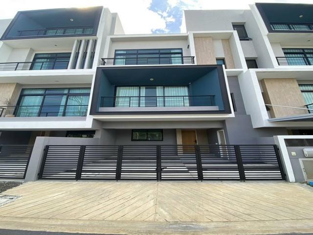 ให้เช่าทาวน์โฮม 3 ชั้น โครงการเนอวานา ดีฟายน์ กรุงเทพกรีฑา บ้านใหม่ตกแต่งพร้อมอยู่ มีดาดฟ้าราคาเช่า 55,000 บาท / เดือน ( ประกัน 2 เดือน ล่วงหน้า 1 เดือน )ที่ตั้ง ถนนศรีนครินทร์-ร่มเกล้า แขวงหัวหมาก เขตบางกะปิ กรุงเทพมหานคร 10240ติดต่อ : คุณภัสพงณ์ 0634098164Line : deedaa24https://www.facebook.com/profile.php?id=61581484955548เนื้อที่ 22 ตารางวา พื้นที่ใช้สอย 203 ตารางเมตร จำนวน 3 ชั้น 3 ห้องนอน 4 ห้องน้ำ ที่จอดรถ 2 คันมีห้องอเนก�