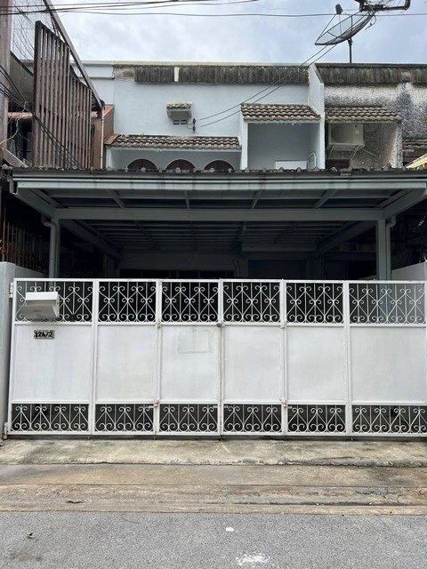 ให้เช่าบ้าน 2 ชั้น 25 ตรว. ใจกลางเมือง ซอยเอกมัย 12 ปรับปรุงใหม่ ใกล้ทองหล่อ ใกล้ Donki mall *** ราคาเช่า 40,000 บาท/เดือน ติดต่อ:: ชยา โทร/ID Line:: 0942823961   Link Line:: https://line.me/ti/p/3xFA1An8Kcรหัส# T26-1348บ้าน 2 ชั้น ใจกลางเมือง ซอยเอกมัย 12 ปรับปรุงใหม่ ใกล้ทองหล่อ ใกล้ Donki mall๐ เนื้อที่ 25 ตารางวา๐ 3 ห้อง 2 ห้องน้ำ๐ ไม่มีเฟอร์นิเจอร์ มีแอร์ 3 ตัว๐ จอดรถในบ้าน 1 คัน มอเตอร์ไซต์ 6 คันข้างๆ ๐ บรรยากาศดี อยู่ในซอยสงบเงียบ เหมาะพ�