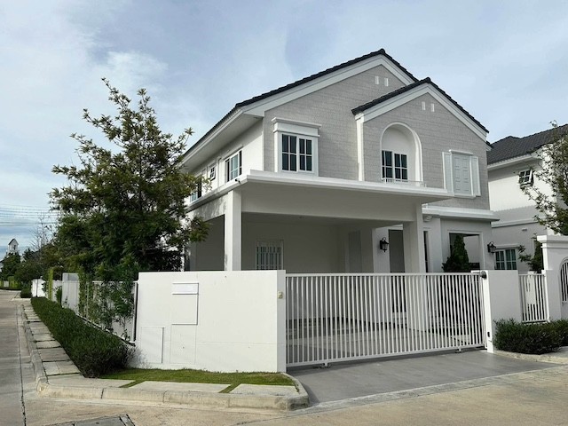 BH4464 ให้เช่าและขายบ้านเดี่ยวแปลงมุม ชัยพฤกษ์ บางนา กม.15 บ้านพร้อมเฟอร์นิเจอร์ มีสวนส่วนตัว ใกล้ Mega BangnaAgent คุณบัว (Bua)Tel: 093-646-4597LINE ID: Bua093ราคาเช่า 75,000 บาทต่อเดือนราคาขาย 12,800,000 บาทให้เช่าและขายบ้านเดี่ยวพร้อมเฟอร์นิเจอร์ โครงการชัยพฤกษ์ บางนา กม.15 จาก Land and Houses บ้านแปลงมุมพร้อมสวนส่วนตัวด้านข้าง พื้นที่ใช้สอยกว้างขวาง 185 ตารางเมตร พร้อมพื้นที่ทำงาน เหมาะสำหรับครอบครัวที่ต้องกา