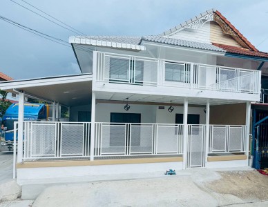 ขายบ้าน ทาวน์เฮ้าส์ 2 ชั้น พฤกษา 3 หลังริม (วัดลาดปลาดุก-บางบัวทอง)• โครงการ: หมู่บ้านพฤกษา 3• ที่ตั้ง: ถ.วัดลาดปลาดุก ต.บางคูรัด อ.บางบัวทอง จ.นนทบุรี 11110• ขนาดที่ดิน: 24 ตารางวา ราคาขายสุดพิเศษเพียง 2,490,000 บาท เท่านั้น! รายละเอียดทรัพย์สิน• รูปแบบ: ทาวน์เฮาส์ 2 ชั้น (หลังริมมีพื้นที่ข้างบ้าน)• พื้นที่ใช้สอย: 4 ห้องนอน / 2 ห้องน้ำ / 1 ห้องครัว / ต่อเติมระเบียงหน้าบ้าน สถานที่สำคั