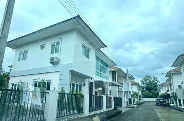 บ้านเช่าโครงการล้านนาเฮอริเทจ เพียง 20,000 บาท/เดือน!บ้านกว้าง ฟังก์ชันครบ มีพื้นที่รอบบ้าน พร้อมส่วนกลางฟิตเนสและสระว่ายน้ำหมู่บ้านล้านนาเฮอริเทจ เชียงใหม่เหมาะสำหรับครอบครัวชาวต่างชาติที่กำลังมองหาบ้านเช่าพร้อมเฟอร์นิเจอร์และเครื่องใช้ไฟฟ้า มีพื้นที่บริเวณบ้านกว้างขวาง สามารถทำกิจกรรมพักผ่อนร่วมกันได้รายละเอียดบ้าน• 3 ห้องนอน• 3 ห้องน้ำ• ที่ดิน 55 