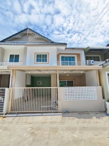 [ขายด่วน] ทาวน์เฮ้าส์ 2 ชั้น พฤกษา 3 หลังริม (วัดลาดปลาดุก-บางบัวทอง) ฟังก์ชันใหญ่ 4 นอน มีพื้นที่ข้างบ้าน ทำเลดีใกล้รถไฟฟ้าและ Central Westgate! ราคาขายสุดพิเศษเพียง 2,490,000 บาท เท่านั้น! พิเศษ! ฟรีค่าใช้จ่ายในการโอน (หรือตามตกลง) จุดเด่นของทรัพย์• หลังริมพื้นที่เยอะ: ขนาด 24 ตารางวา มีพื้นที่ดินด้านข้างจัดสวนส่วนตัวได้ จอดรถในบ้านได้ 1 คัน และจอดนอกบ้านได้อีก 2 คัน• ฟังก์ชันคุ้