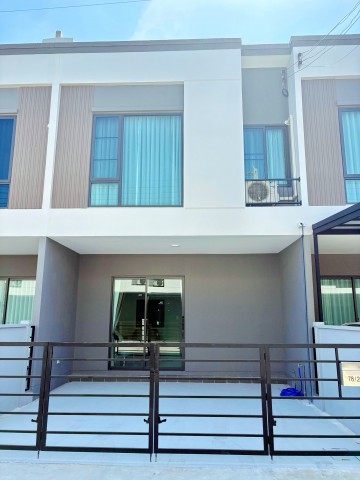 สนามกอล์ฟเมืองแก้ว 600 ม. ให้เช่าบ้านแฝด 2 ชั้น 3 นอน 2 น้ำ ใกล้รร.นานาชาติคอนคอร์เดียน 900 ม.ที่ดิน 18 ตร.ว.พื้นที่ใช้สอย 110 ตร.ม.ทำเลสุขุมวิท-บางนา ตกแต่งสไตล์ Modern Vintage & Scandinavian โทนไม้ ขาว ครีม พร้อมเฟอร์ฯ และเครื่องใช้ไฟฟ้าครบ ใกล้เมกาบางนา บรรยากาศอบอุ่น สบายตา เหมาะสำหรับพักอาศัยอย่างสะดวกสบาย 34,999 บาทต่อเดือน2-story semi-detached house for rent located 600 m. from Muang Kaew Golf Course and 900 m. from Concordian International School. Situated on an 18 sq.w. plot with 110 sq.m. of