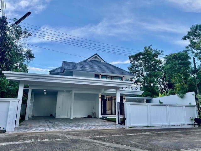 #โซนหางดง–แม่เหียะ ลดราคาขายเพียง 16 ล้าน 103 ตรว. บ้านพูลวิลล่า Modern Style ดีไซน์ทันสมัย #เฟอร์นิเจอร์ครบ Built-in ทั้งหลัง ทำเลศักยภาพ เดินทางเข้าเมืองสะดวก #หิ้วกระเป๋าพร้อมเข้าอยู่ได้เลยขนาดที่ดิน 103 ตรว. พื้นที่ใช้สอย 330 ตรม.5 ห้องนอน 3 ห้องน้ำ4 ที่จอดรถ2 ห้องนั่งเล่นโถงสูงห้องครัว และโซนซักล้างประตูหน้าบ้าน ระบบรีโมทคอนโทรล สระว่ายน้ำใหญ่ ขนาด 4 x 7 เมตร ระบบเกลือของแถมให�