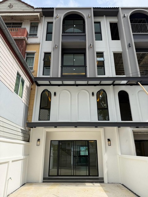 P822 ขายทาวน์โฮม 4 ชั้น ลาดพร้าว 110 ถนนลาดพร้าว ใกล้โรงพยาบาลลาดพร้าว ใกล้โรงพยาบาลเวชธานี เดอะมอลล์บางกะปิ Lotus บางกะปิราคา 6,990,000 บาท ฟรีโอนติดต่อ คุณช่อผกา โทร 0616198565 LINE 0616198565สำรอง LINE 0812523279 ส่งลิ้งก์ไว้ได้เลย-ให้เช่า ทาวน์โฮม 4 ชั้น ลาดพร้าว 110 ถนนลาดพร้าว รีโนเวทใหม่ทั้งหลัง-ขนาดที่ดิน 24 ตารางวา-พื้นที่ใช้สอยประมาณ 200 ตารางเมตร-4 ห้องนอน 5 ห้องน้ำ-2 ที่จอดรถ -พร้อมห้องครัว-ห้องน�