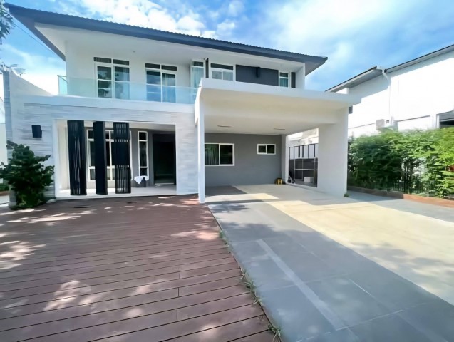 ให้เช่า #บ้านเดี่ยว หมู่บ้านมัณฑนา บางนา กม.7 ซอยเมืองแก้ว #ใกล้เมกาบางนา #บ้านบางพลี ราคาเช่า 80,000  บาท/เดือน#รายละเอียดประเภททรัพย์ : บ้านเดี่ยว 2 ชั้น หมู่บ้าน : มัณฑนา บางนา กม.7 (Mantana Bangna Km.7)ตำแหน่งบ้าน : หลังกลางขนาด : 91.8 ตารางวาพื้นที่ใช้สอย : 222 ตรม.จำนวนห้อง : 4 ห้องนอน 5 ห้องน้ำ ห้องแม่บ้าน : 1 ห้องนอน 1 ห้องน้ำที่จอดรถ : 2 คันเฟอร์นิเจอร์/เครื่องใช้ไฟฟ้า : เฟอร์นิเจอร์ตามในรูป�
