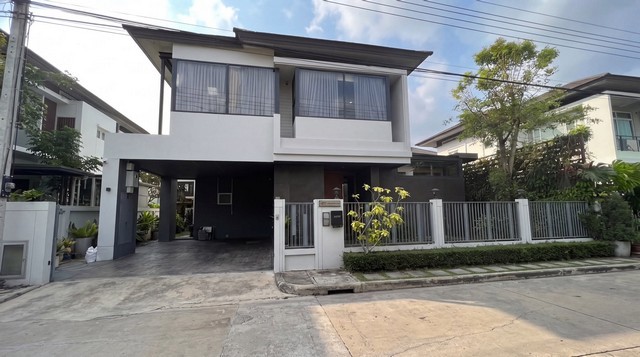 บ้านเดี่ยว Sena Park Grand รามอินทรา บ้านตกแต่งและต่อเติมเพื่อการอยู่อาศัยอย่างเต็มรูปแบบ มีสวนแนวตั้งขนาดใหญ่ที่ช่วยสร้างมุมมองธรรมชาติจากพื้นที่ภายในบ้าน ปัจจุบันมีผู้เช่าอยู่ เหมาะสำหรับผู้ซื้อที่สนใจทรัพย์พร้อมผู้เช่า หรือวางแผนใช้ประโยชน์ในอนาคตตามเงื่อนไขสัญญาเช่ารายละเอียดทรัพย์- โครงการ เสนาพาร์ค แกรนด์ (Sena Park Grand) รามอินทรา- บ้านเดี่ยว 2 ชั้น- เนื้อที