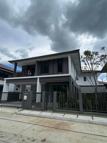 ให้เช่าบ้านเดี่ยว 2 ชั้น โครงการสราญสิริ รังสิต พร้อมเฟอร์นิเจอร์ เลี้ยงสัตว์เล็กได้ พร้อมเข้าอยู่ราคาเช่า 40,000 บาท / เดือนที่ตั้ง ถนนรังสิต-ปทุมธานี ตำบลบ้านกลาง อำเภอเมืองปทุมธานี จังหวัดปทุมธานี 12000ติดต่อ : คุณภัสพงณ์ 0634098164Line : deedaa24https://www.facebook.com/profile.php?id=61581484955548เนื้อที่ 50 ตารางวา พื้นที่ใช้สอย 178 ตารางเมตร จำนวน 2 ชั้น 3 ห้องนอน 3 ห้องน้ำมีเครื่องปรับอากาศ 4 เครื่อง พร้อมเฟอร์น�