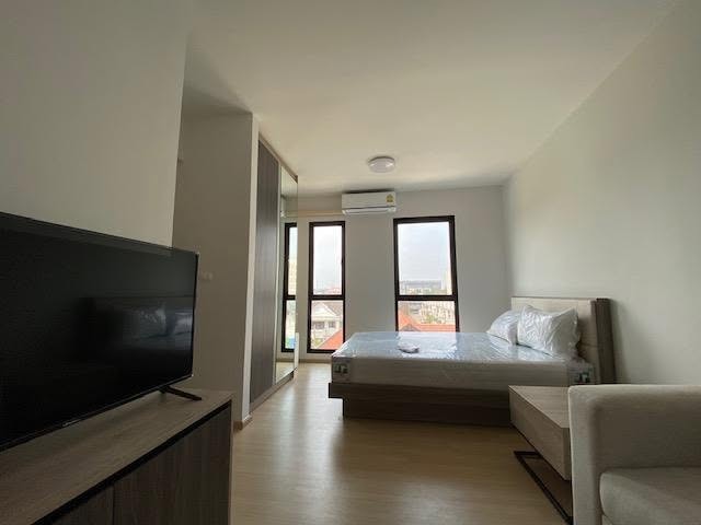 Unio Sukhumvit 72 Phase 2 for rent, studio on the 2nd floor Building A, fully furnishedLocation: Sukhumvit 72, Samrong Nuea, Mueang Samut Prakan, Samut PrakanContact Aekachai (Aui)T. 089-799-5598Line ID : @auiauiaui001 (add @ in front)Room details- Studio, 23 sq.m., Building A, 2nd floor- Fully furnished- TV, refrigerator, water heater, microwave, washing machine- Foreign tenants welcome- Available from 1 November 2026Rental- 8,500 THB per month- 1 year contractNearby- BTS Bearing (shuttle service from the project)- 7-Eleven inside the project- Motorcycle taxi standProject facilities- Saltwater swimming pool- Fitness- Co-working space- Garden- Playground- 24 hour security