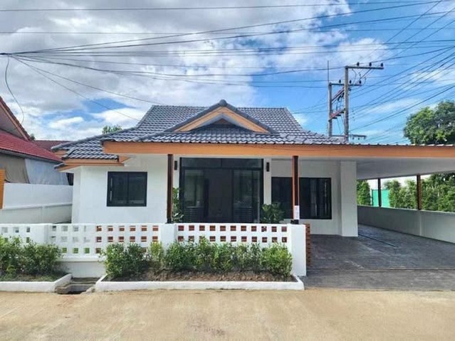 #ขายพร้อมผู้เช่า 2.95 ล้าน #ไชยสถาน – #สารภี | บ้านเดี่ยวชั้นเดียว รับค่าเช่า 20,000 บาท/เดือน (สัญญาหมด ก.พ. 2570) ใกล้ #Unity Concord International School เพียง 1 กม.รายละเอียดทรัพย์ที่ดิน 62 ตร.ว.พื้นที่ใช้สอยประมาณ 110 ตร.ม.3 ห้องนอน3 ห้องน้ำ1 ห้องรับแขก1 ห้องครัวเฟอร์นิเจอร์ครบBuilt-in ทั้งหลังแอร์ 4 เครื่องราคาขาย 2,950,000 บาทปัจจุบันมีผู้เช่า 20,000 บาท/เดือนสัญญาเช่าถึง ปลายเดือน ก.พ. 2570เหมาะสำหรับผู้ที่มองหาบ้า�