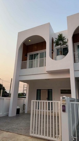 #ขายพร้อมผู้เช่า 2.9 ล้าน #โซนป่าแดด บ้าน 2 ชั้น บ้านสวย ตกแต่งครบ #ใกล้ศูนย์เวชศาสตร์ผู้สูงอายุแม่เหียะ เนื้อที่ดิน 22.5 ตารางวาพื้นที่ใช้สอย 130 ตารางเมตร3 ห้องนอน | 3 ห้องน้ำราคาขาย 2.9 ล้านบาทรับค่าเช่าเดือนละ 18,000 บาทสถานที่ใกล้เคียง- ศูนย์เวชศาสตร์ผู้สูงอายุแม่เหียะ- วัดป่าแดด- Central Airport Plaza Chiang Mai- สนามบินนานาชาติเชียงใหม่เหมาะสำหรับนักลงทุนซื้อพร้อมผู้เช่า รับรายได้ค่�