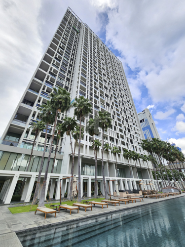 BHL1376The Sukhothai Residences เดอะ สุโขทัย เรสซิเด้นซ์ สาทร ใกล้ MRT ลุมพินีที่ตั้ง : 3 ซ. สวนพลู 8 ถนนสาทรใต้ แขวงทุ่งมหาเมฆ เขตสาทร กรุงเทพมหานคร 10120จุดเด่นคอนโดDuplex ที่มีลิฟต์ในห้อง ระเบียงพื้นที่ใหญ่ อยู่ในซอยใจกลางสาทร เงียบสงบ หรูหรา เหนือระดับใจกลางเมืองกรุงเทพฯรายละเอียดทรัพย์- พัฒนาโครงการโดย HKR International- อาคารสูง 41 ชั้น อยู่ที่ชั้น - - ห้องดูเพล็กซ์ 2 ห้องนอน, 2 ห้องน้ำ- 1 ห้องนั่งเล่
