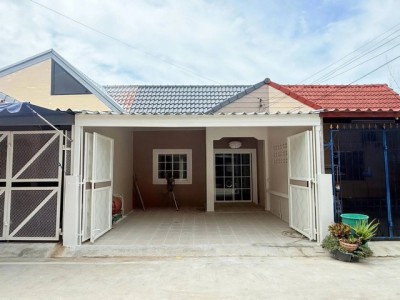 ???????? โปรแรง! ลดทันที 200,000 บาท! ???????????? บ้านชั้นเดียวรีโนเวทใหม่ทั้งหลัง???? ทำเลตรงข้ามโกลบอลเฮ้าส์ ชลบุรี ใกล้เซ็นทรัล❤️ ราคาเหลือเพียง 1.xx ล้านต้น ๆ! ✨ เนื้อที่ 20 ตารางวา????️ 2 ห้องนอน | ???? 1 ห้องน้ำ✅ ทาสีใหม่ทั้งหลัง✅ ห้องครัวใหม่✅ ห้องน้ำใหม่✅ ปรับปรุงใหม่ทั้งหลัง พร้อมเข้าอยู่???? ของแถมจัดเต็ม!???? ฟรีโอน???? ฟรีจดจำนอง???? ฟรีประเมิน???? แถมฮูดดูดควัน + เตาแก๊ส???? บ้านสวย ราคาพิเศษ 