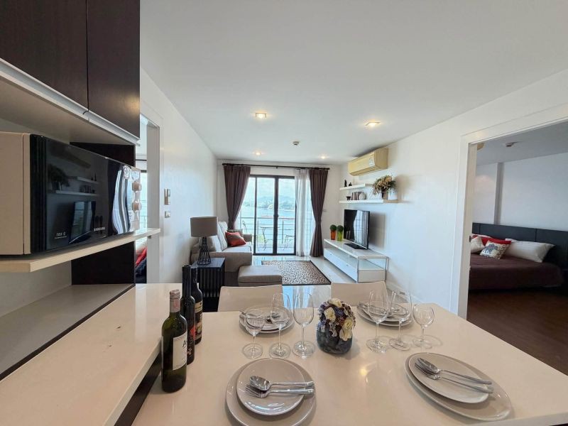 TEL:088-559 5199 คุณเอLine:https://line.me/ti/p/C0eGe0whLXขาย Golden Coast Condo Phase 2 ห้องหัวมุม วิวทะเลคอนโดห้องใหญ่ วิวสวย เป็นส่วนตัว เหมาะสำหรับอยู่อาศัยเองหรือซื้อไว้เป็นห้องพักผ่อนใกล้ทะเลราคาขายเพียง 3,990,000 บาทราคาขายต่ำกว่าราคาประเมินอาคาร B ชั้น 7 วิวทะเลขนาด 81 ตร.ม.2 ห้องนอน 2 ห้องน้ำห้องหัวมุม เพิ่มความเป็นส่วนตัวจุดเด่น- ห้องขนาดใหญ่ พื้นที่ใช้สอยกว้างขวาง- ห้องหัวมุม เหมาะสำหรับผู้ที่ต้องกา�